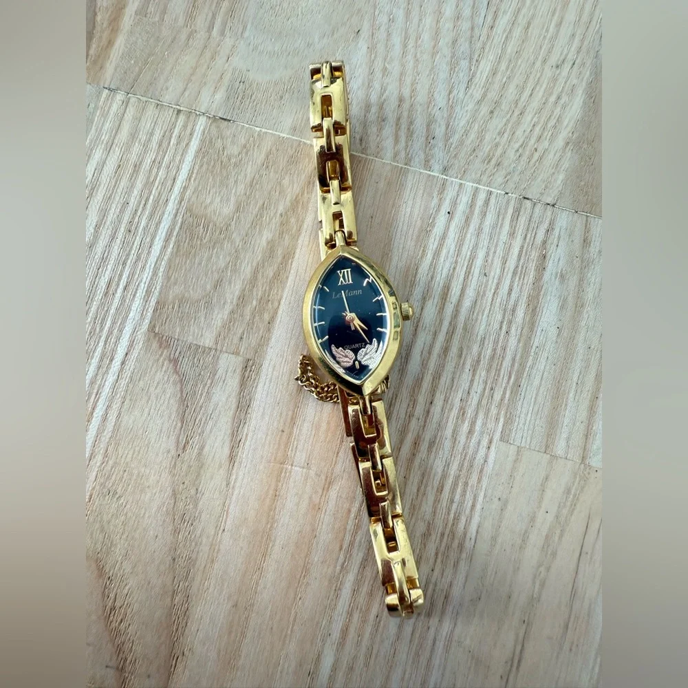 Lemann for black hills gold ladies black dial gold tone watch NEW BATTERY
